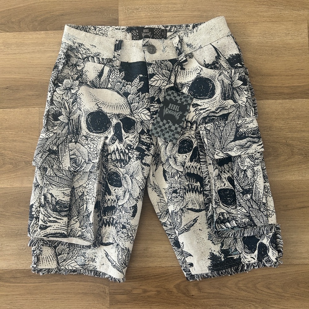 Rebel Vengeance Skull Tapestry Cargo Shorts – Rare, NWT, Size 28
